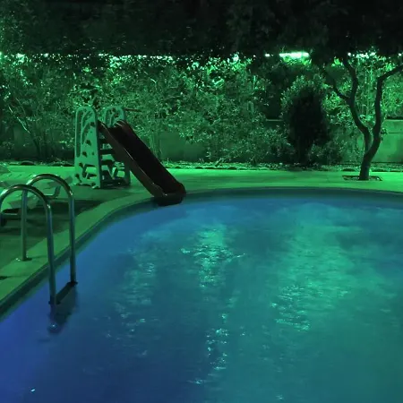 Arslan With Pool Vilă *
