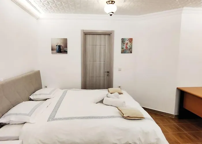 Willa Arslan With Pool *