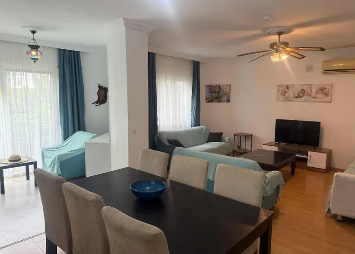 Willa Arslan With Pool *